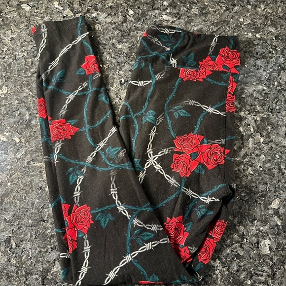 LuLaRoe Rock of Love Black w/ Red Rose & Barbed Wire Leggings One Size O/S OS - Picture 1 of 10